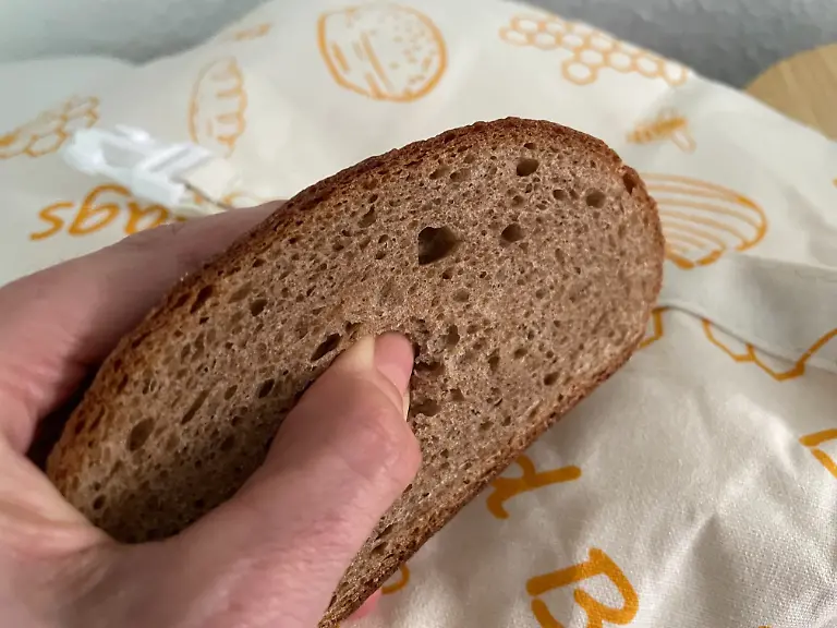 Test Brotkästen Tag 6 Bienenwachs und Wesco noch etwas Restfeuchte in Kante lässt sich eindrücken.jpg